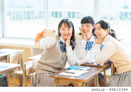 中学生自撮り写メ 裸 中学生 女の子 スマートフォン 自撮りの写真素材 - PIXTA