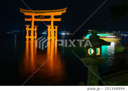 厳島神社 宮島 石灯籠 夜の写真素材 - PIXTA