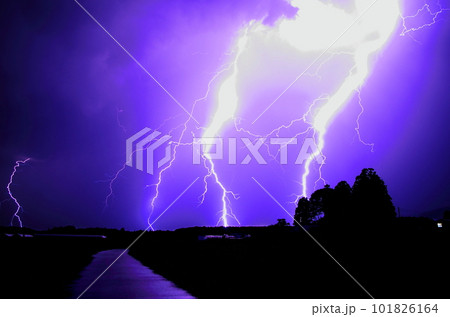 紫色 稲妻 雷 カミナリの写真素材 - PIXTA