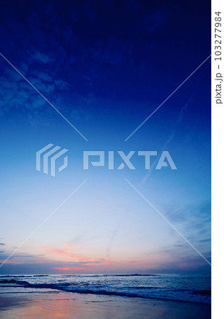 夏 朝日 海 朝焼けの写真素材 - PIXTA