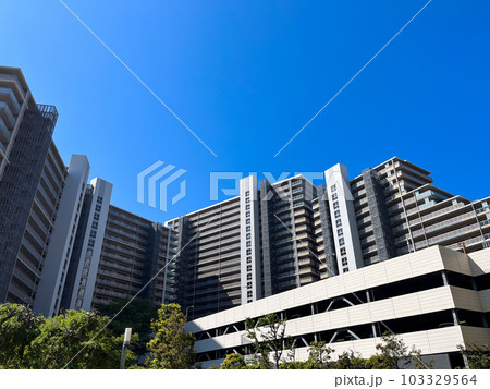 快晴の日の大規模マンションのイメージ