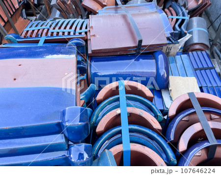 青いカラフルな屋根瓦のイメージ