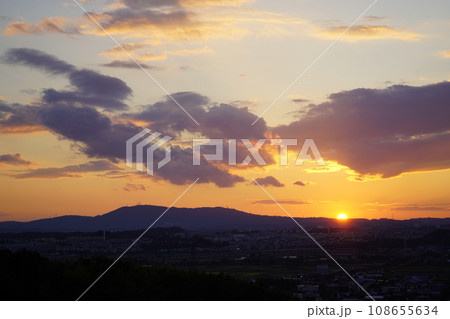 おぼろ夕日の写真素材 - PIXTA