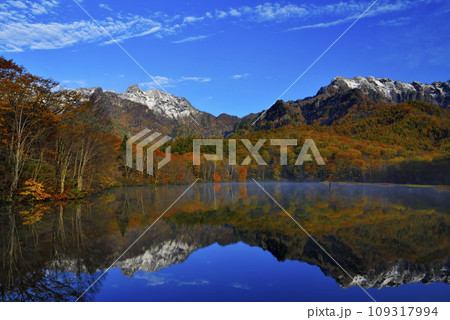 錦秋の鏡池の写真素材 - PIXTA