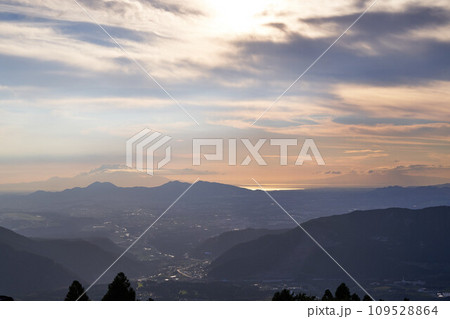 草千里 夕景 夕方 阿蘇山の写真素材 - PIXTA