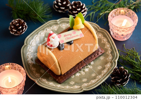 ブッシュドノエル クリスマスケーキ スイーツ ろうそくの写真素材 - PIXTA