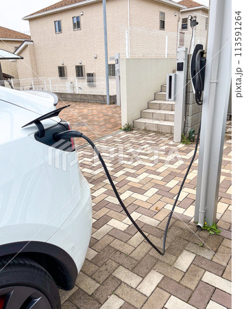 家庭で充電中の電気自動車