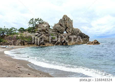 能登半島 輪島 曽々木海岸 窓岩の写真素材 - PIXTA