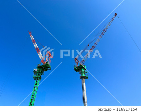 青空に伸びるタワークレーン