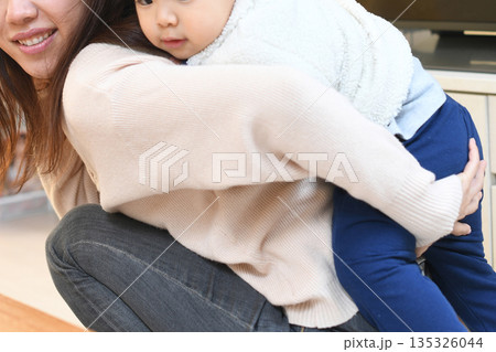 おんぶ 母子 親子 人物の写真素材 - PIXTA