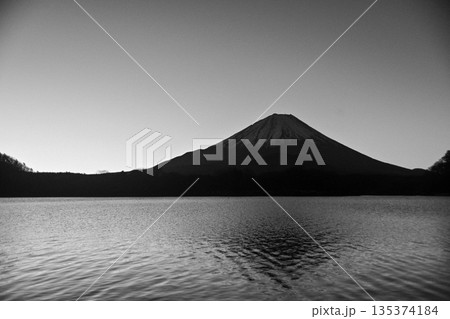 湖 モノクロ 風景 湖畔の写真素材 - PIXTA