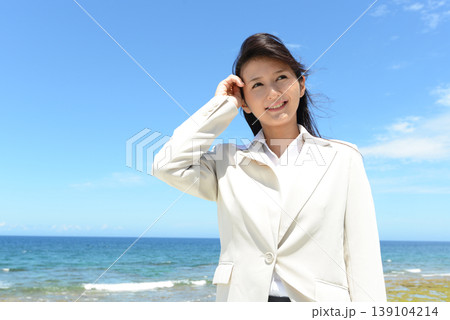 女性 海 笑顔の写真素材 - PIXTA