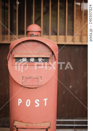 ポスト 郵便ポスト 赤いポスト レトロの写真素材 - PIXTA